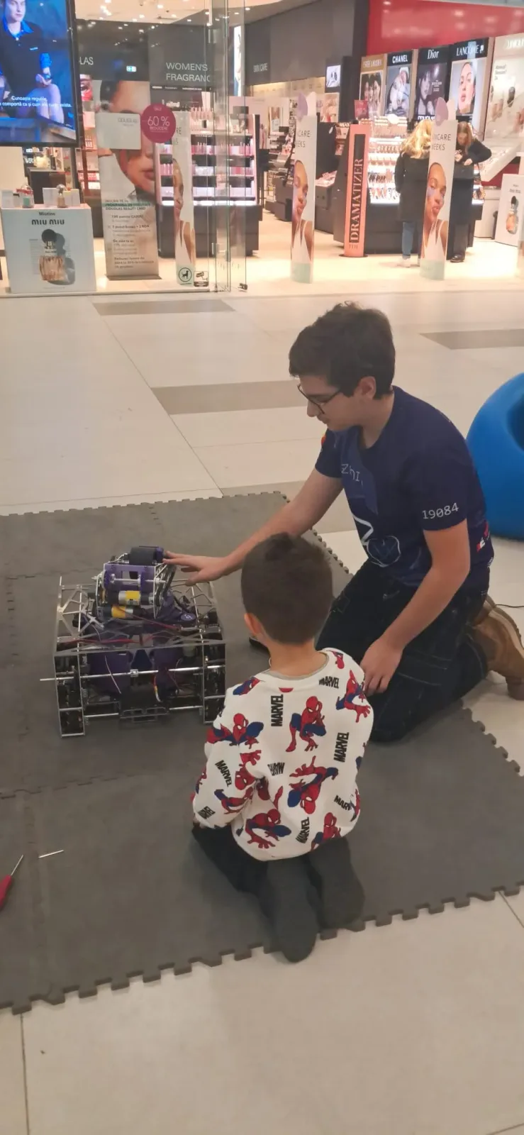Reuniți prin Robotică